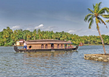 Ashtamudi Lake has been a prominent feature in Kerala’s geography for centuries. | Banasri Tourism Private Limited | banasri.in