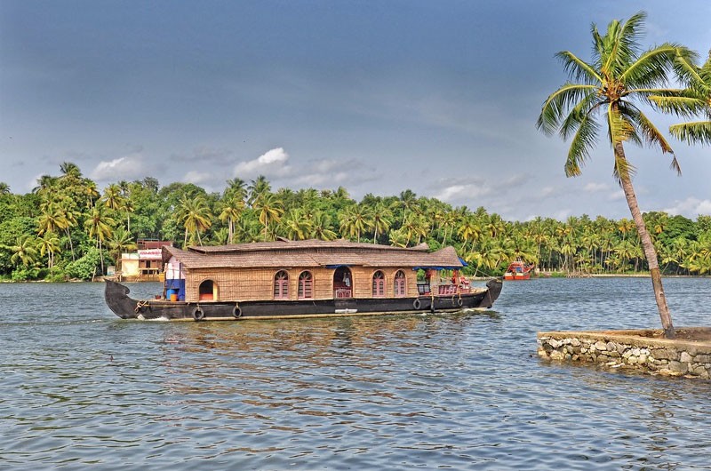 Ashtamudi Lake has been a prominent feature in Kerala’s geography for centuries. | Banasri Tourism Private Limited | banasri.in