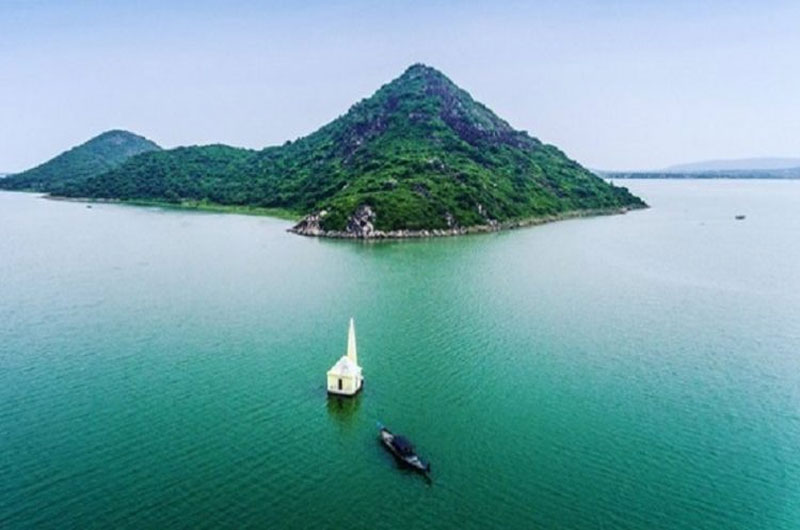 Chilika Lake the largest coastal lagoon in India and the second largest in the world | Banasri Tourism Private Limited | banasri.in