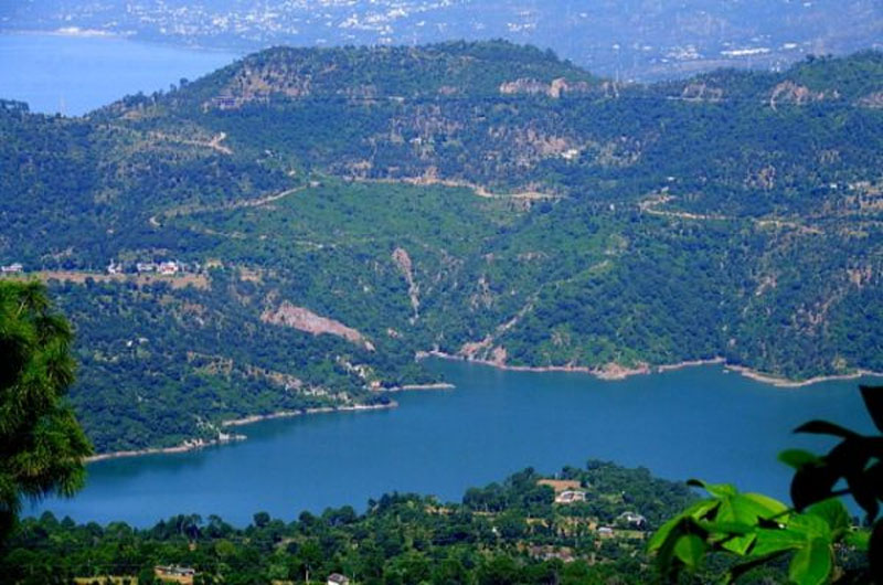 Gobind Sagar Lake is located in the Bilaspur and Una districts of Himachal Pradesh | Banasri Tourism Private Limited | banasri.in