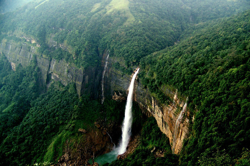 Nohkalikai Falls is the tallest plunge waterfall in India and one of the tallest in the world. | Banasri Tourism Private Limited | banasri.in