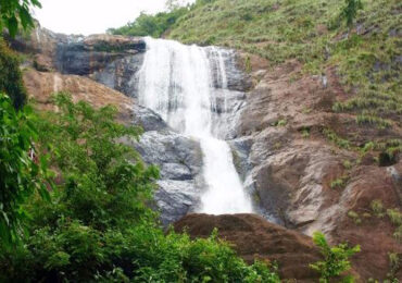 Palaruvi Falls reflecting the milky white appearance of the water | Banasri Tourism Private Limited | banasri.in