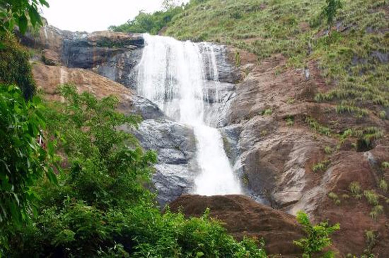 Palaruvi Falls reflecting the milky white appearance of the water | Banasri Tourism Private Limited | banasri.in