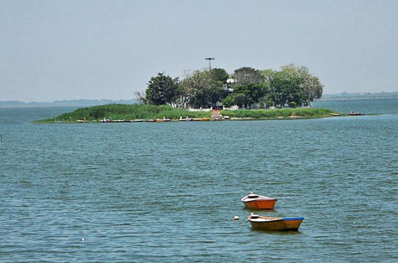 Bada Talab also known as the Upper Lakewas originally constructed in the 11th century by the Bhoj Raja | Banasri Tourism Private Limited | banasri.in