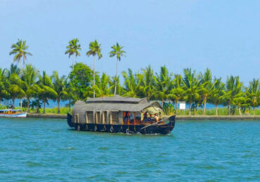 Vembanad Lake largest lake in Kerala and the longest in India | Banasri Tourism Private Limited | banasri.in