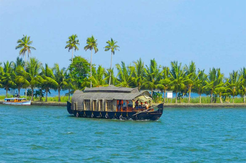 Vembanad Lake largest lake in Kerala and the longest in India | Banasri Tourism Private Limited | banasri.in